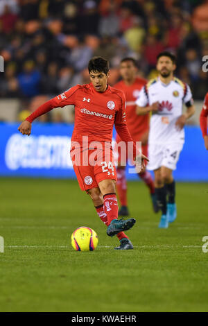 Dez 30, 2017: Toluca Mittelfeldspieler Pablo Barrientos (24) leitet während der Tour Ãguila Fußballspiel zwischen Toluca und Verein Amerika bei BBVA Compass Stadion in Houston, TX. Chris Brown/CSM Stockfoto