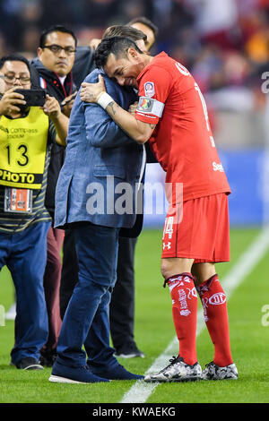 Dez 30, 2017: Toluca Mittelfeldspieler Rubens Sambueza (14) begrüßt Verein Amerika boss Miguel Herrera während der Tour Ãguila Fußballspiel zwischen Toluca und Verein Amerika bei BBVA Compass Stadion in Houston, TX. Chris Brown/CSM Stockfoto