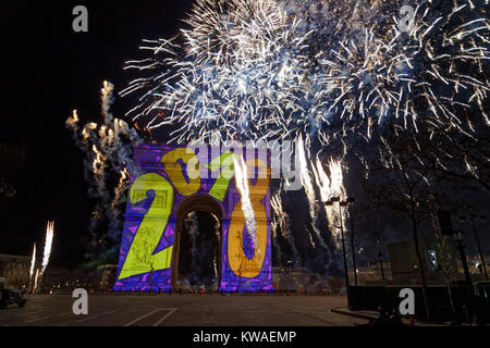 Paris, Frankreich. 1 Jan, 2018. Feuerwerk um Mitternacht wurde von der Oberseite der Triumphbogen am 1. Januar 2018 in Paris, Frankreich. Quelle: Bernard Menigault/Alamy leben Nachrichten Stockfoto