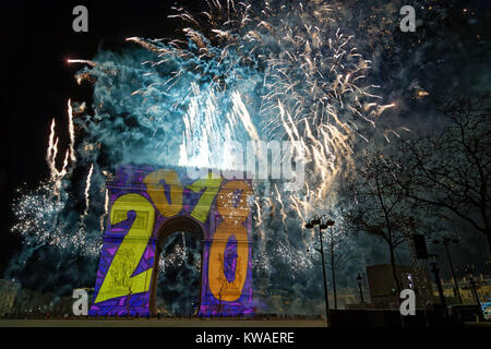 Paris, Frankreich. 1 Jan, 2018. Feuerwerk um Mitternacht wurde von der Oberseite der Triumphbogen am 1. Januar 2018 in Paris, Frankreich. Quelle: Bernard Menigault/Alamy leben Nachrichten Stockfoto