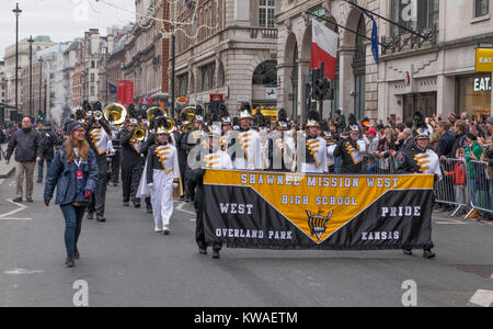 Central London, UK. 1 Jan, 2018. London's spektakuläre New Year's Day Parade beginnt um 12.00 Uhr im Piccadilly, die hinunter berühmten West End Durchgangsstraßen und beendete in Parliament Square um 15.00 Uhr. Shawnee Mission West Stolz Marching Band aus Kansas USA. Credit: Malcolm Park/Alamy Leben Nachrichten. Stockfoto