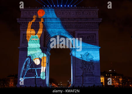 Paris, Frankreich. 31 Dez, 2017. Das Video Show auf der Triumphbogen für das neue Jahr voraussichtlich am 31. Dezember 2017 in Paris, Frankreich. Quelle: Bernard Menigault/Alamy leben Nachrichten Stockfoto