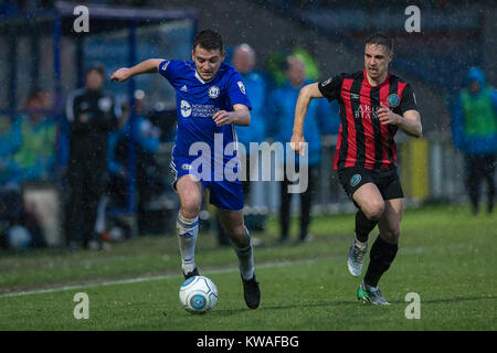 Halifax, Großbritannien. 01 Jan, 2018. Jake Hibbs (FC Halifax Town) läuft mit dem Ball bis zu einem frühen FC Halifax Town Angriff während FC Halifax Town v Macclesfield in der Vanarama nationalen Liga Spiel am Montag, den 1. Januar 2018 eingestellt Am MBI Shay Stadium, Halifax, West Yorkshire. Foto von Mark P Doherty. Credit: Gefangen Light Fotografie begrenzt/Alamy leben Nachrichten Stockfoto