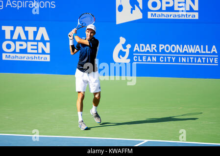 Pune, Indien. 1. Januar 2018. Michail Kukushkin von Kasachstan in Aktion in der ersten Runde von Tata Open Maharashtra am Mahalunge Balewadi Tennis Stadium in Pune, Indien. Credit: karunesh Johri/Alamy Leben Nachrichten. Stockfoto