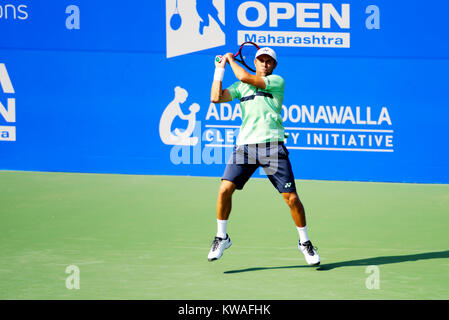 Pune, Indien. 1. Januar 2018. Radu Albot der Republik Moldau in Aktion in der ersten Runde von Tata Open Maharashtra am Mahalunge Balewadi Tennis Stadium in Pune, Indien. Credit: karunesh Johri/Alamy Leben Nachrichten. Stockfoto