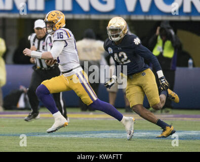 Orlando, Florida, USA. 1. Januar, 2018. LSU quarterback DANNY ETLING (16) kriecht für einen ersten Abstieg in der zweiten Hälfte des Florida Citrus Bowl im Camping Welt Stadion. Credit: Jerome Hicks/ZUMA Draht/Alamy leben Nachrichten Stockfoto