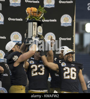 Orlando, Florida, USA. 1. Januar, 2018. Notre Dame Spieler hält die gewinnen Trophäe des Florida Citrus Bowl im Camping Welt Stadion. Credit: Jerome Hicks/ZUMA Draht/Alamy leben Nachrichten Stockfoto