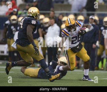 Orlando, Florida, USA. 1. Januar, 2018. LSU DARREL WILLIAMS (28) bricht ein Notre Dame Verteidiger in der zweiten Hälfte des Florida Citrus Bowl im Camping Welt Stadion. Credit: Jerome Hicks/ZUMA Draht/Alamy leben Nachrichten Stockfoto