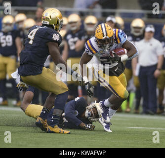 Orlando, Florida, USA. 1. Januar, 2018. LSU DARREL WILLIAMS (28) bricht ein Notre Dame Verteidiger in der zweiten Hälfte des Florida Citrus Bowl im Camping Welt Stadion. Credit: Jerome Hicks/ZUMA Draht/Alamy leben Nachrichten Stockfoto