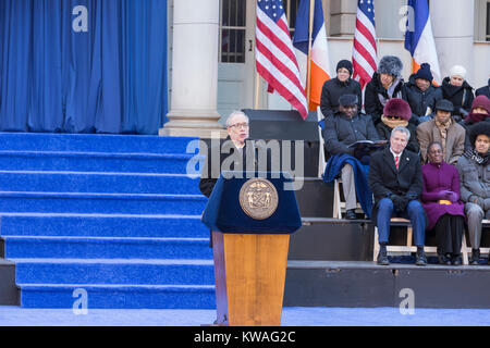 New York, Vereinigte Staaten. 01 Jan, 2018. New York, USA. 1 Jan, 2018. City Comptroller Scott Stringer spricht während Einweihung für 2. Begriff im kalten Wetter vor der City Hall Kredit: Lev radin/Alamy leben Nachrichten Stockfoto