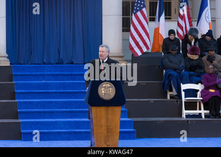 New York, USA. 1 Jan, 2018. Bürgermeister Bill De Blasio spricht während Einweihung für 2. Begriff im kalten Wetter vor der City Hall Kredit: Lev radin/Alamy leben Nachrichten Stockfoto