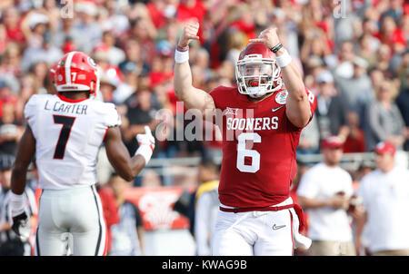 Pasadena, Kalifornien, USA. 01 Jan, 2018. Oklahoma Sooners Quarterback Baker Mayfield #6 feiert einen Touchdown im ersten Quartal beim Endspiel Halbfinale Rose Bowl Spiel von Northwestern Mutual zwischen dem Oklahoma Sooners und die Georgia Bulldogs im Rose Bowl in Pasadena, Kalifornien vorgestellt. Charles Baus/CSM Credit: Cal Sport Media/Alamy leben Nachrichten Stockfoto