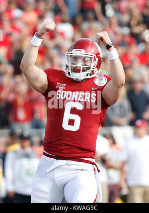 Pasadena, Kalifornien, USA. 01 Jan, 2018. Oklahoma Sooners Quarterback Baker Mayfield #6 feiert einen Touchdown im ersten Quartal beim Endspiel Halbfinale Rose Bowl Spiel von Northwestern Mutual zwischen dem Oklahoma Sooners und die Georgia Bulldogs im Rose Bowl in Pasadena, Kalifornien vorgestellt. Charles Baus/CSM Credit: Cal Sport Media/Alamy leben Nachrichten Stockfoto