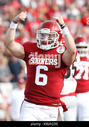 Pasadena, Kalifornien, USA. 01 Jan, 2018. Oklahoma Sooners Quarterback Baker Mayfield #6 feiert einen Touchdown im ersten Quartal beim Endspiel Halbfinale Rose Bowl Spiel von Northwestern Mutual zwischen dem Oklahoma Sooners und die Georgia Bulldogs im Rose Bowl in Pasadena, Kalifornien vorgestellt. Charles Baus/CSM Credit: Cal Sport Media/Alamy leben Nachrichten Stockfoto