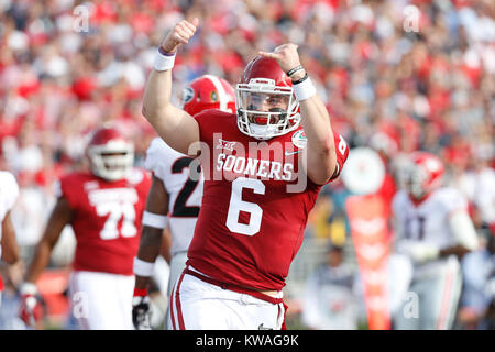 Pasadena, Kalifornien, USA. 01 Jan, 2018. Oklahoma Sooners Quarterback Baker Mayfield #6 feiert einen Touchdown im ersten Quartal beim Endspiel Halbfinale Rose Bowl Spiel von Northwestern Mutual zwischen dem Oklahoma Sooners und die Georgia Bulldogs im Rose Bowl in Pasadena, Kalifornien vorgestellt. Charles Baus/CSM Credit: Cal Sport Media/Alamy leben Nachrichten Stockfoto