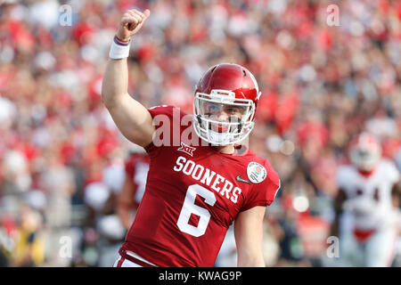 Pasadena, Kalifornien, USA. 01 Jan, 2018. Oklahoma Sooners Quarterback Baker Mayfield #6 feiert einen Touchdown im ersten Quartal beim Endspiel Halbfinale Rose Bowl Spiel von Northwestern Mutual zwischen dem Oklahoma Sooners und die Georgia Bulldogs im Rose Bowl in Pasadena, Kalifornien vorgestellt. Charles Baus/CSM Credit: Cal Sport Media/Alamy leben Nachrichten Stockfoto