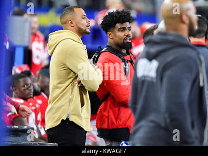 Dezember 29, 2017: Dallas Cowboys Quarterback Das Prescott und zurück laufen Hesekiel Elliott heraus auf den Nebenerwerb von Ohio Zustand während der Baumwollschüssel NCAA Football Spiel zwischen den USC Trojans und die Ohio State Buckeyes bei AT&T Stadium in Arlington, TX Ohio State besiegt USC 24-7 Albert Pena/CSM hängen Stockfoto