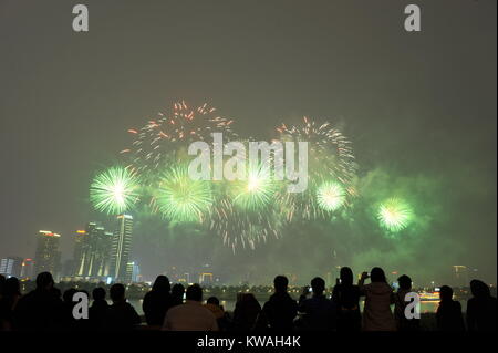 Changsha, Hunan Provinz Chinas. 1 Jan, 2018. Feuerwerk an einer Veranstaltung im neuen Jahr in Changsha, der Hauptstadt der zentralchinesischen Provinz Hunan, Jan. 1, 2018 zu feiern explodieren. Credit: Lange Hongtao/Xinhua/Alamy leben Nachrichten Stockfoto