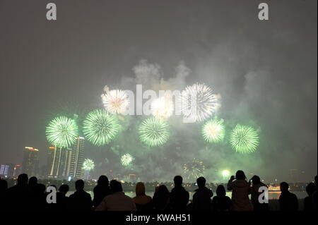 Changsha, Hunan Provinz Chinas. 1 Jan, 2018. Feuerwerk an einer Veranstaltung im neuen Jahr in Changsha, der Hauptstadt der zentralchinesischen Provinz Hunan, Jan. 1, 2018 zu feiern explodieren. Credit: Lange Hongtao/Xinhua/Alamy leben Nachrichten Stockfoto