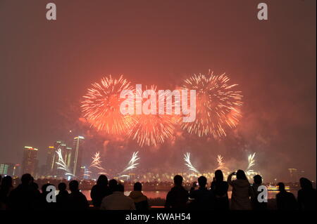 Changsha, Hunan Provinz Chinas. 1 Jan, 2018. Feuerwerk an einer Veranstaltung im neuen Jahr in Changsha, der Hauptstadt der zentralchinesischen Provinz Hunan, Jan. 1, 2018 zu feiern explodieren. Credit: Lange Hongtao/Xinhua/Alamy leben Nachrichten Stockfoto