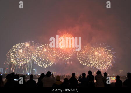 Changsha, Hunan Provinz Chinas. 1 Jan, 2018. Feuerwerk an einer Veranstaltung im neuen Jahr in Changsha, der Hauptstadt der zentralchinesischen Provinz Hunan, Jan. 1, 2018 zu feiern explodieren. Credit: Lange Hongtao/Xinhua/Alamy leben Nachrichten Stockfoto