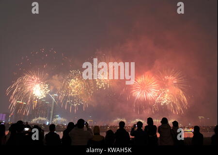 Changsha, Hunan Provinz Chinas. 1 Jan, 2018. Feuerwerk an einer Veranstaltung im neuen Jahr in Changsha, der Hauptstadt der zentralchinesischen Provinz Hunan, Jan. 1, 2018 zu feiern explodieren. Credit: Lange Hongtao/Xinhua/Alamy leben Nachrichten Stockfoto