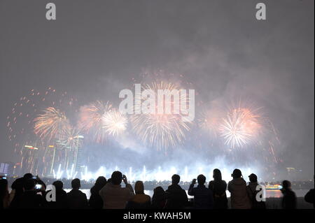 Changsha, Hunan Provinz Chinas. 1 Jan, 2018. Feuerwerk an einer Veranstaltung im neuen Jahr in Changsha, der Hauptstadt der zentralchinesischen Provinz Hunan, Jan. 1, 2018 zu feiern explodieren. Credit: Lange Hongtao/Xinhua/Alamy leben Nachrichten Stockfoto