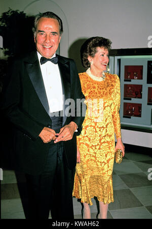 Washington, District of Columbia, USA. 31. Mai, 1990. Senat der Vereinigten Staaten Minderheit Führer Bob Dole (Republikaner für Kansas) und seine Frau, US-Arbeitsmarkt Elizabeth Dole Hanniford, kommen für den Staat Abendessen zu Ehren von Präsident Michail Gorbatschow, der Union der Sozialistischen Sowjetrepubliken, im Weißen Haus in Washington, DC am Donnerstag, 31. Mai 1990. Credit: Ron Sachs/CNP Credit: Ron Sachs/CNP/ZUMA Draht/Alamy leben Nachrichten Stockfoto