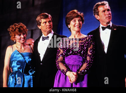 Washington, District of Columbia, USA. Jan, 1989 20. Von links nach rechts: Sally Dunbar Atwater, Lee Atwater, Vorsitzender des Republican National Committee, Laura Bush, und Campaign Advisor und Geschäftsmann George W. Bush Links besuchen eine Eröffnungs-Ball feiert die Einweihung von George H.W. Bush als 41. Praesident der Vereinigten Staaten über die Einweihung Tag, 20 Januar, 1989 in Washington, DC. Credit: Pam Preis/Pool über CNP Credit: Pam Preis/CNP/ZUMA Draht/Alamy leben Nachrichten Stockfoto