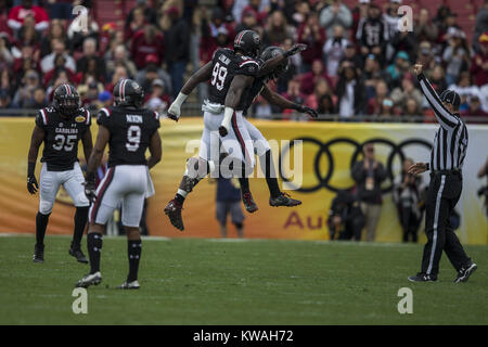 Tampa, Florida, USA. 1. Januar, 2018. Südcarolina Kampfhähne linebacker T.J. 1 Jan, 2018. Brunson (6) feiert mit defensive lineman Javon Kinlaw (99) Nach der Entlassung Michigan Wolverines Quarterback Brandon Peters (18) Im Laufe des ersten Quartals des Outback Bowl bei Raymond James Stadion am Montag, den 1. Januar 2018 in Tampa, Florida. Credit: Travis Pendergrass/ZUMA Draht/Alamy leben Nachrichten Stockfoto