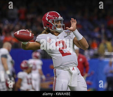 New Orleans, LA, USA. 1 Jan, 2018. Alabama Crimson Tide quarterback Jalen Tut Weh (2) Aufwärmen vor dem Start der Allstate Sugar Bowl zwischen die Alabama Crimson Tide und die Clemson Tiger im Mercedes-Benz Superdome in New Orleans, La. John Glaser/CSM/Alamy leben Nachrichten Stockfoto