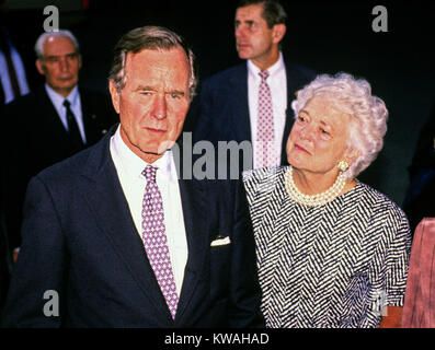 Guymon, Maryland, USA. 2. Juni 1990. Präsidenten der Vereinigten Staaten George H.W. Bush hält eine improvisierte Pressekonferenz mit Präsident Michail Gorbatschow, der Union der Sozialistischen Sowjetrepubliken nach dem Tag der Gespräche in Camp David, der Präsidentenrückzug in der Nähe von Guymon, Maryland am Samstag, 2. Juni 1990. Es war der Abschluss von drei Tagen Gespräche zwischen den beiden Führern. First Lady Barbara Bush sieht auf der rechten Seite. Credit: Ron Sachs/CNP Credit: Ron Sachs/CNP/ZUMA Draht/Alamy leben Nachrichten Stockfoto