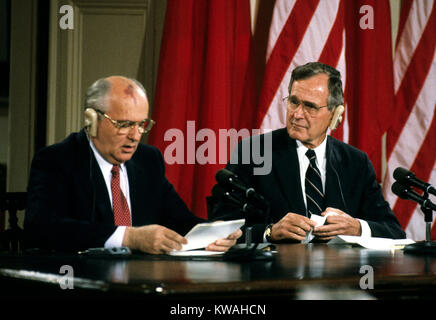 Washington, District of Columbia, USA. 3. Juni 1990. Präsidenten der Vereinigten Staaten George H.W. Bush, rechts, und Präsident Michail Gorbatschow, der Union der Sozialistischen Sowjetrepubliken, links, halten eine gemeinsame Pressekonferenz zum Abschluss ihres Gipfeltreffens im East Room des Weißen Hauses in Washington, DC am Sonntag, 3. Juni 1990. Credit: Ron Sachs/CNP Credit: Ron Sachs/CNP/ZUMA Draht/Alamy leben Nachrichten Stockfoto