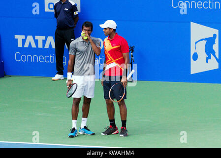 Pune, Indien. 1. Januar 2018. N. Sriram Balaji nad Vishnu Vardhan, sowohl von Indien, in Aktion in der ersten Runde der Doppelkonkurrenz bei Tata Open Maharashtra am Mahalunge Balewadi Tennis Stadium in Pune, Indien. Credit: karunesh Johri/Alamy Leben Nachrichten. Stockfoto