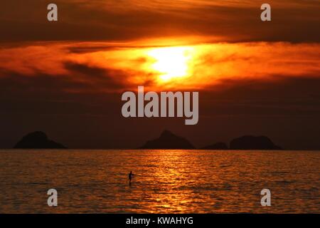 Rio De Janeiro, Brasilien. 01 Jan, 2018. Nach einem heißen und sonnigen ersten Tag des Jahres, die Menschen genießen den Sonnenuntergang am Strand Arpador. Credit: Maria Adelaide Silva/Alamy leben Nachrichten Stockfoto