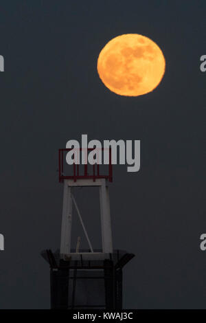 Chicago, USA. 1 Jan, 2018. Die supermoon steigt hinter dem Steg am Eis bedeckt North Avenue Beach an einem der kältesten Tage des neuen Jahres seit Jahrzehnten. Der Mond ist an seinem nächsten Punkt, dem Perigäum, auf der Erde während seiner monatlichen Orbit und erscheint 30 % mehr Helligkeit und 14 % größer. Januar 2018 sieht eine supermoon als "Wolf Moon' am 1. Januar und ein "Blue Moon" am 31. Januar bekannt. Credit: Stephen Chung/Alamy leben Nachrichten Stockfoto