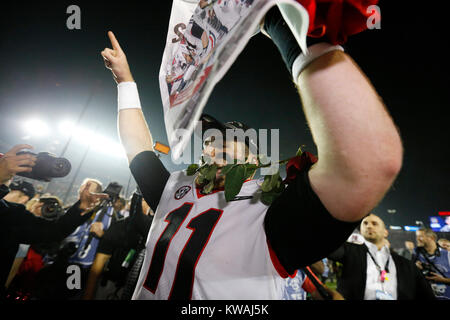 Pasadena, Kalifornien, USA. 01 Jan, 2018. Georgia Bulldogs Quarterback Jake Fromm #11 feiert nach dem Endspiel Halbfinale Rose Bowl Spiel von Northwestern Mutual zwischen dem Oklahoma Sooners und die Georgia Bulldogs im Rose Bowl in Pasadena, Kalifornien vorgestellt. Charles Baus/CSM Credit: Cal Sport Media/Alamy leben Nachrichten Stockfoto