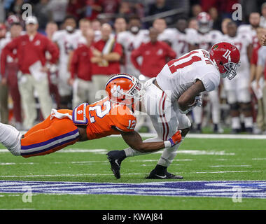 New Orleans, LA, USA. 1 Jan, 2018. Alabama Crimson Tide wide receiver Henry Ruggs III (11) Läuft für Werften im ersten Quartal und wird von Clemson Tiger Defensive zurück K' von Wallace (12) Während der Allstate Sugar Bowl zwischen die Alabama Crimson Tide und die Clemson Tiger im Mercedes-Benz Superdome in New Orleans, La. John Glaser/CSM/Alamy Leben Nachrichten angegangen Stockfoto