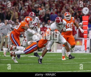 New Orleans, LA, USA. 1 Jan, 2018. Alabama Crimson Tide zurück laufen Damien Harris (34) Läuft für Werften und wird von Clemson Tiger Defensive zurück K' von Wallace (12) im ersten Quartal während der Allstate Sugar Bowl zwischen die Alabama Crimson Tide und die Clemson Tiger im Mercedes-Benz Superdome in New Orleans, La. John Glaser/CSM/Alamy Leben Nachrichten angegangen Stockfoto