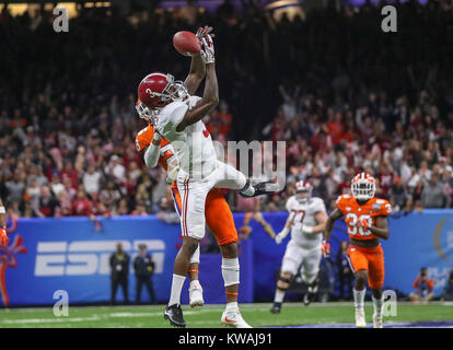 New Orleans, LA, USA. 1 Jan, 2018. Alabama Crimson Tide wide receiver Calvin Ridley (3) nicht in das zweite Quartal während der Allstate Sugar Bowl zu fangen zwischen dem Alabama Crimson Tide und die Clemson Tiger im Mercedes-Benz Superdome in New Orleans, La. John Glaser/CSM/Alamy leben Nachrichten Stockfoto