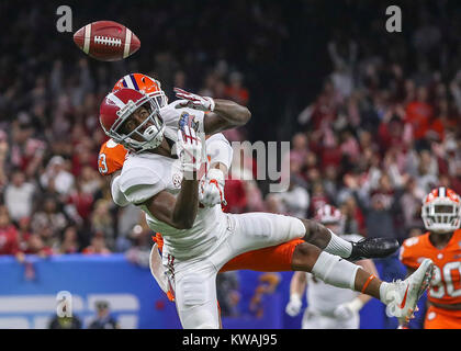 New Orleans, LA, USA. 1 Jan, 2018. Alabama Crimson Tide wide receiver Calvin Ridley (3) nicht in das zweite Quartal während der Allstate Sugar Bowl zu fangen zwischen dem Alabama Crimson Tide und die Clemson Tiger im Mercedes-Benz Superdome in New Orleans, La. John Glaser/CSM/Alamy leben Nachrichten Stockfoto