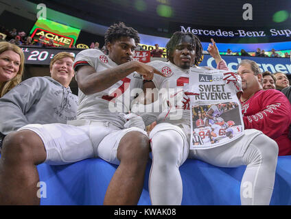 New Orleans, LA, USA. 1 Jan, 2018. Alabama Crimson Tide Defensive zurück Tony Brown (2) und Defensive zurück Trevon Diggs (7) feiern nach dem Sieg über die Clemson Tiger 24-6 während der Allstate Sugar Bowl zwischen die Alabama Crimson Tide und die Clemson Tiger im Mercedes-Benz Superdome in New Orleans, La. John Glaser/CSM/Alamy leben Nachrichten Stockfoto