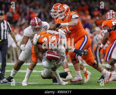 New Orleans, LA, USA. 1 Jan, 2018. Clemson Tiger quarterback Kelly Bryant (2) ist sacked durch Alabama Crimson Tide linebacker Anfernee Jennings (33) im vierten Quartal während der Allstate Sugar Bowl zwischen die Alabama Crimson Tide und die Clemson Tiger im Mercedes-Benz Superdome in New Orleans, La. John Glaser/CSM/Alamy leben Nachrichten Stockfoto