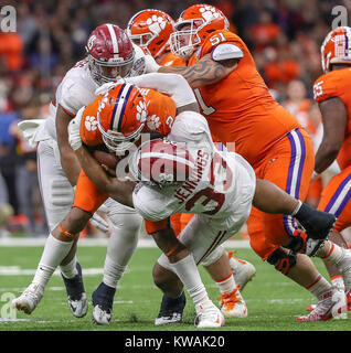 New Orleans, LA, USA. 1 Jan, 2018. Clemson Tiger quarterback Kelly Bryant (2) ist sacked durch Alabama Crimson Tide linebacker Anfernee Jennings (33) im vierten Quartal während der Allstate Sugar Bowl zwischen die Alabama Crimson Tide und die Clemson Tiger im Mercedes-Benz Superdome in New Orleans, La. John Glaser/CSM/Alamy leben Nachrichten Stockfoto