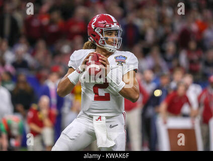 New Orleans, LA, USA. 1 Jan, 2018. Alabama Crimson Tide quarterback Jalen Tut Weh (2) Fällt im dritten Quartal während der Allstate Sugar Bowl zu bestehen zwischen dem Alabama Crimson Tide und die Clemson Tiger im Mercedes-Benz Superdome in New Orleans, La. John Glaser/CSM/Alamy leben Nachrichten Stockfoto