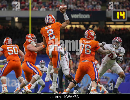 New Orleans, LA, USA. 1 Jan, 2018. Clemson Tiger quarterback Kelly Bryant (2) legt im vierten Quartal während der Allstate Sugar Bowl zwischen die Alabama Crimson Tide und die Clemson Tiger im Mercedes-Benz Superdome in New Orleans, La. John Glaser/CSM/Alamy Leben Nachrichten weiterleiten Stockfoto