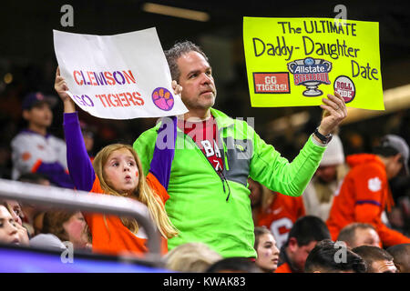 New Orleans, LA, USA. 1 Jan, 2018. Fans halten während der Allstate Sugar Bowl zwischen die Alabama Crimson Tide und die Clemson Tiger im Mercedes-Benz Superdome in New Orleans, La. John Glaser/CSM/Alamy leben Nachrichten Stockfoto