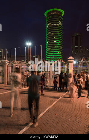 Nairobi, Kenia. 1 Jan, 2018. Kenianer stehen außerhalb der Kenyatta International Conference Center KICC am Tag der neuen Jahre, die sich in Farbe leuchtet, um das neue Jahr zu feiern. Stockfoto