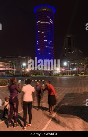 Nairobi, Kenia. 1 Jan, 2018. Kenianer stehen außerhalb der Kenyatta International Conference Center KICC am Tag der neuen Jahre, die sich in Farbe leuchtet, um das neue Jahr zu feiern. Stockfoto