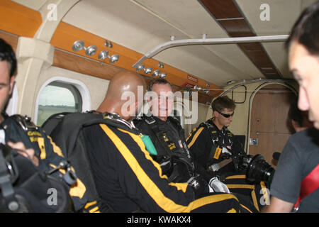 Ehemaliger Präsident George H.W. Bush Gespräche mit Mitgliedern der United States Army Golden Knights Fallschirm Team im Flugzeug, wie sie sich vorbereiten, von 13.000 Fuß an der Bush Presidential Library in der Nähe von Houston, Texas, am 13. Juni zu springen, 2004 seinen 80. Geburtstag zu feiern. Quelle: US Army über CNP - KEINE LEITUNG SERVICE - Foto: U.S. Army/Konsolidierte/dpa Stockfoto